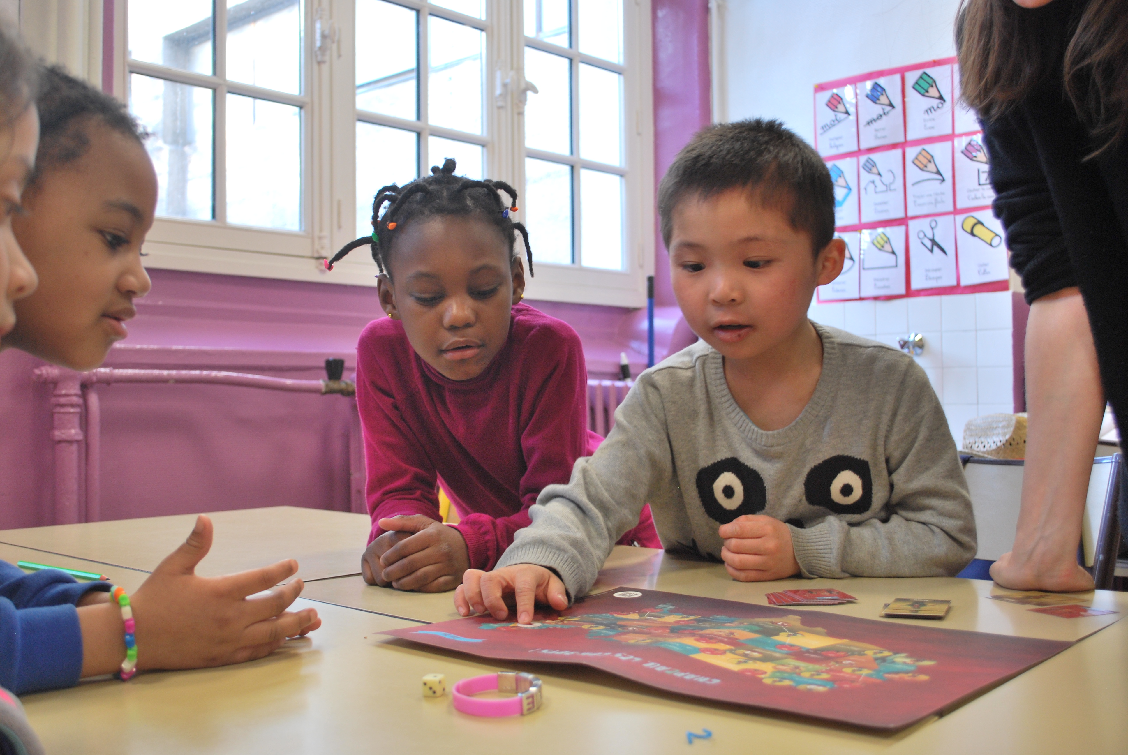 enfants en clubs coup de pouce en train de jouer