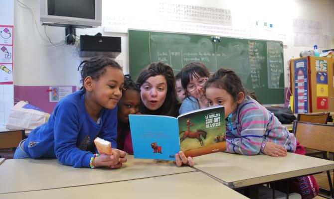 des enfants lisent une histoire avec leur animatrice