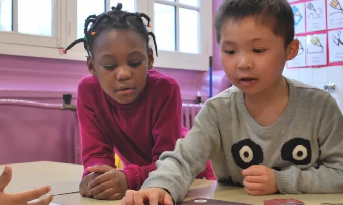 deux enfants jouant à un jeu éducatif