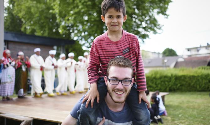 garçon sur les épaules de son mentor