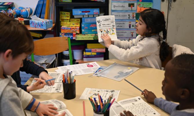 trois enfants en train de faire des activités éducatives