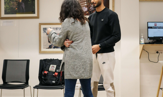 Jeune à l'accueil de la mission locale de Paris