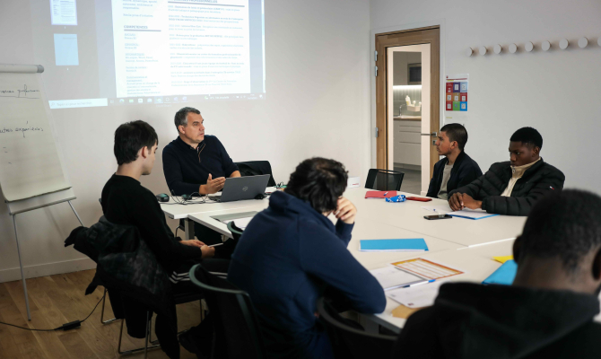 Jeunes en atelier à la mission locale de Paris